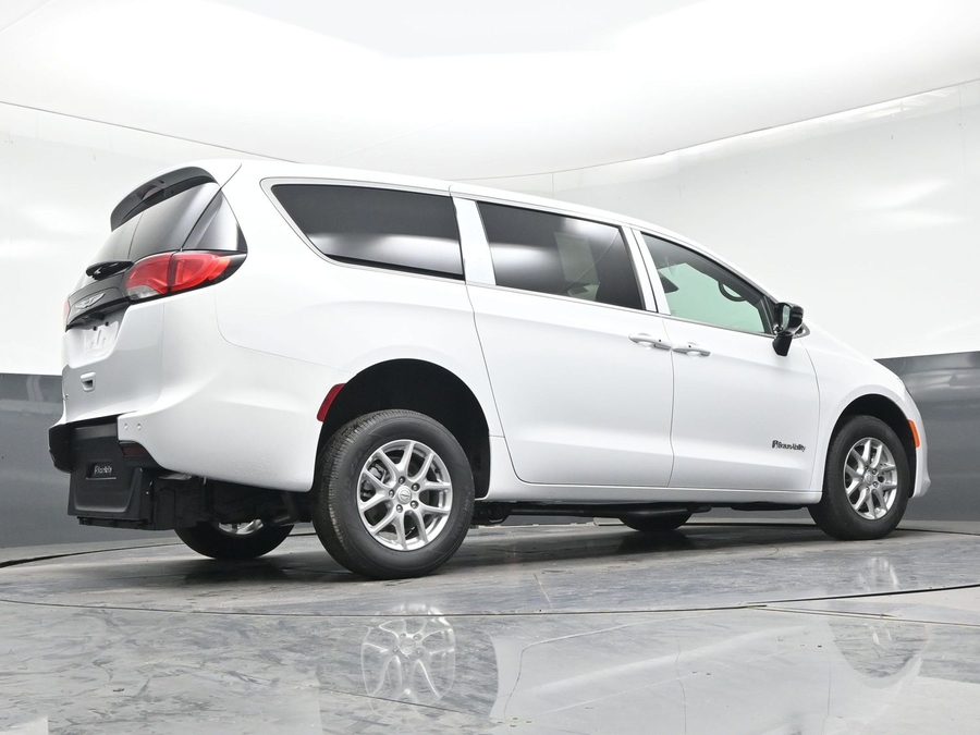 White Chrysler Voyager image number 15