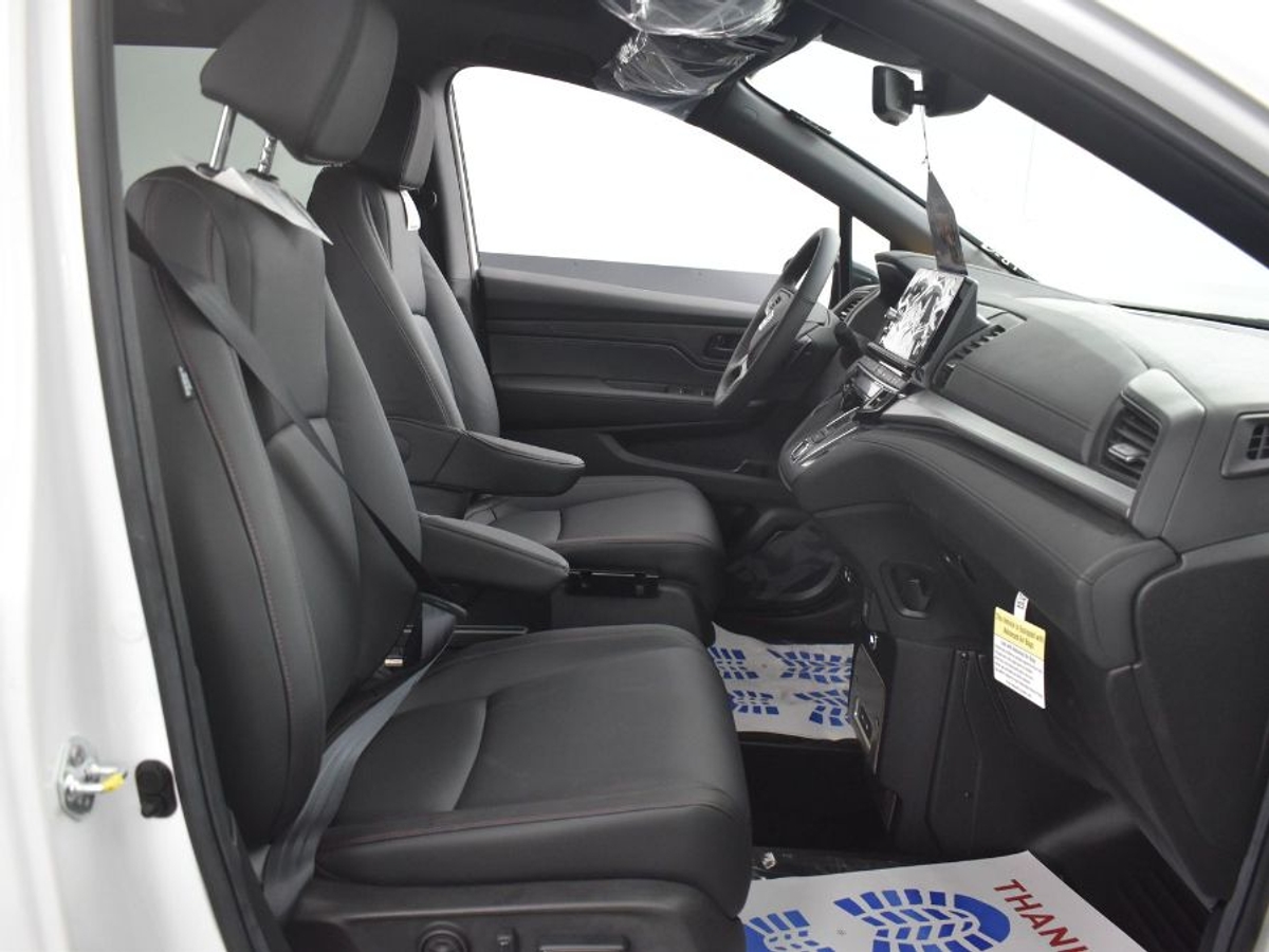 White Honda Odyssey image number 8