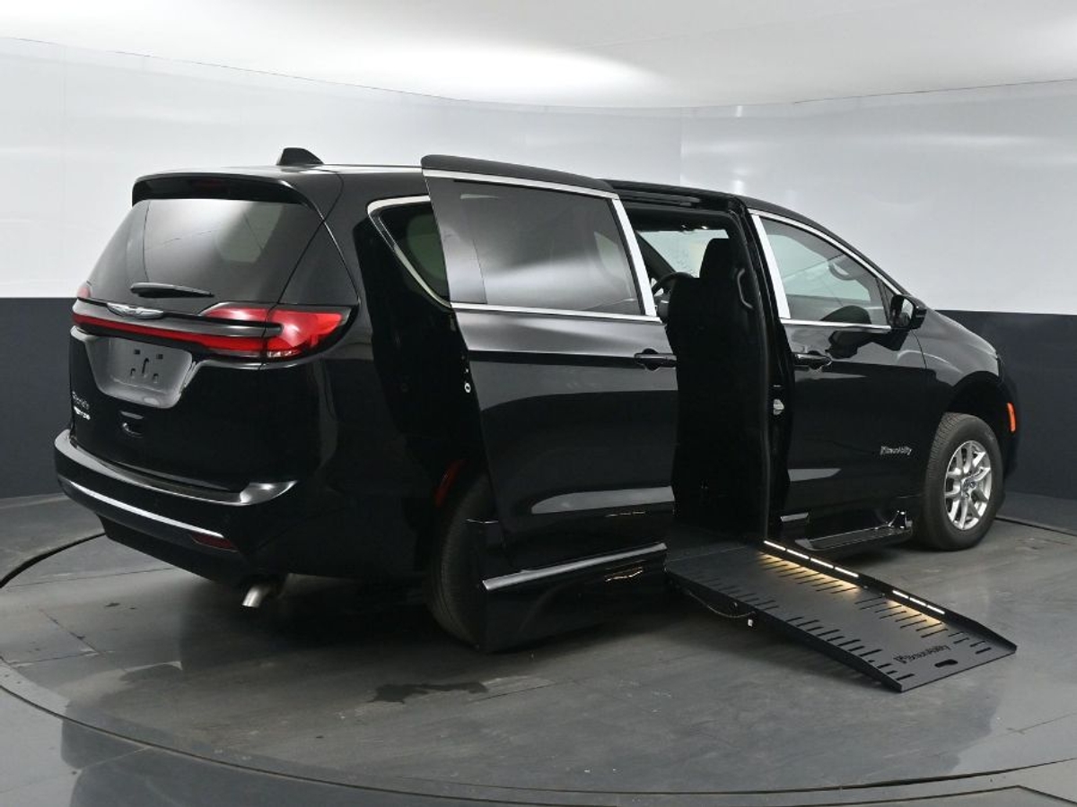 2025 CHRYSLER PACIFICA - Image 8