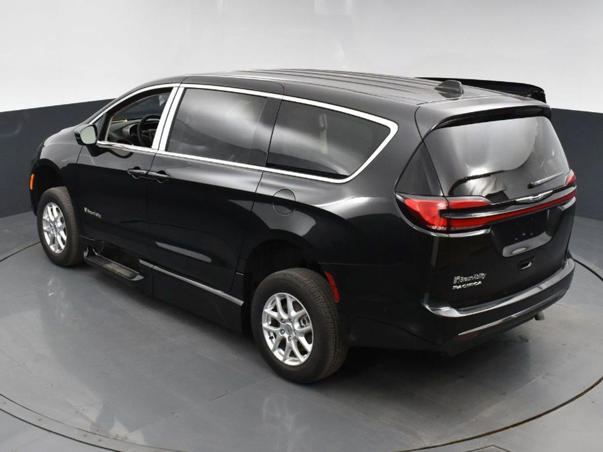 Black Chrysler Pacifica image number 15
