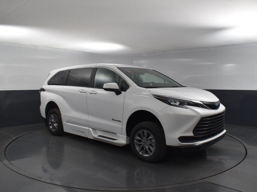 New 2025 Toyota Sienna Hybrid LE - BraunAbility Side Entry Entry Fold Out Automatic Ramp