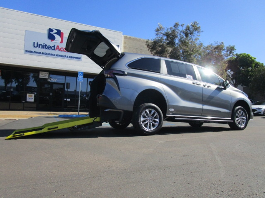 New 2026 Toyota Sienna Hybrid LE - Vantage Mobility Commercial Rear Entry Entry Fold Out Manual Ramp