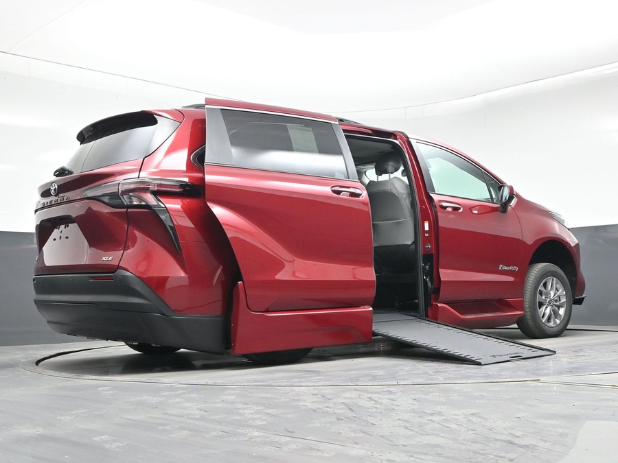 Red Toyota Sienna image number 18