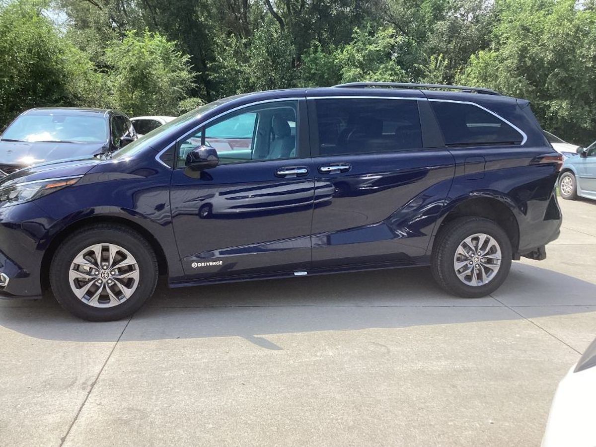 2024 TOYOTA SIENNA - Image 1