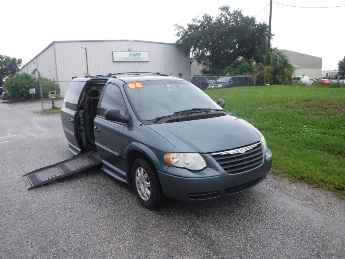 2006 CHRYSLER TOWN AND COUNTRY - Image 3