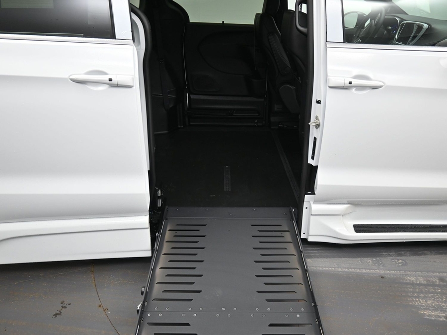 White Chrysler Pacifica image number 10