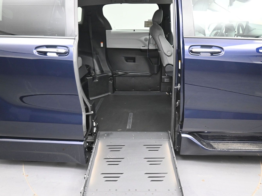 New 2026 Toyota Sienna Hybrid XLE Base - BraunAbility Side Entry Entry Fold Out Automatic Ramp