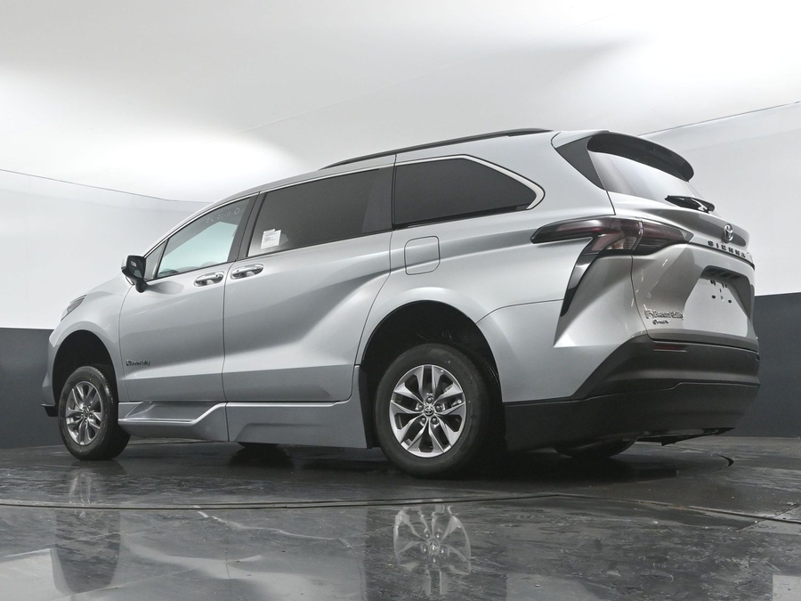 New 2025 Toyota Sienna Hybrid XLE Plus - BraunAbility Side Entry Entry In Floor Automatic Ramp
