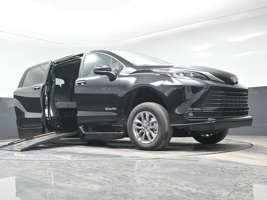 Imagen de la Toyota Sienna negra número 18