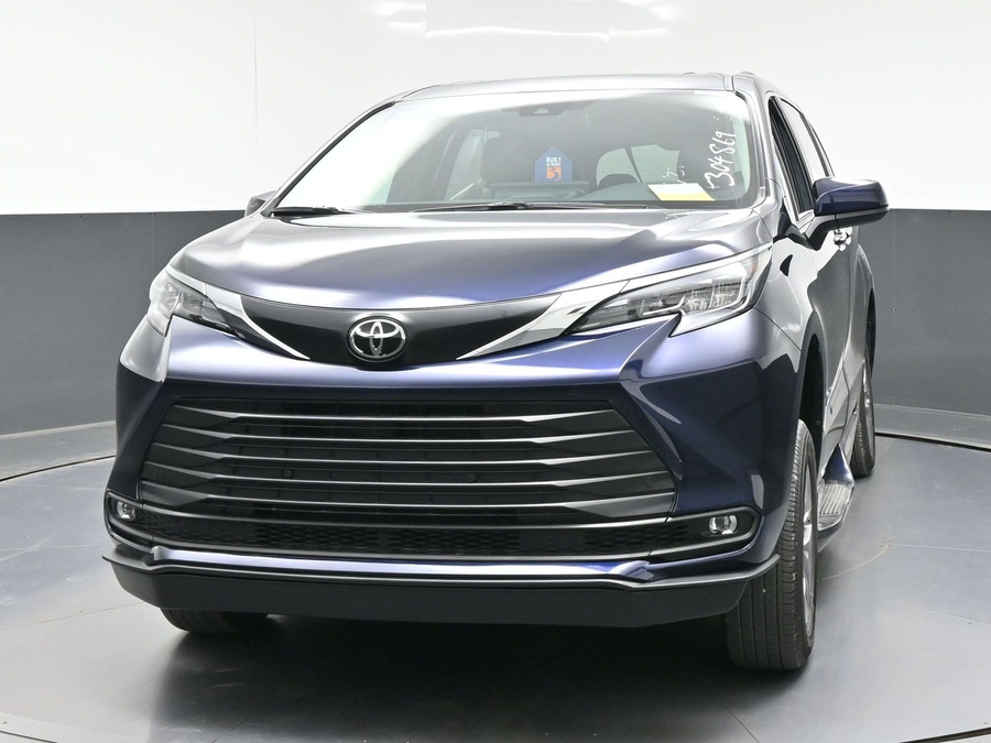 Blue Toyota Sienna image number 21