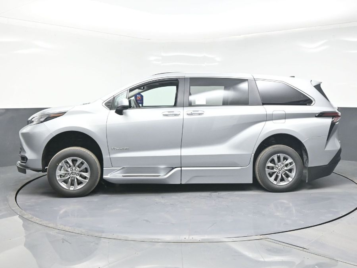 2025 TOYOTA SIENNA - Image 4