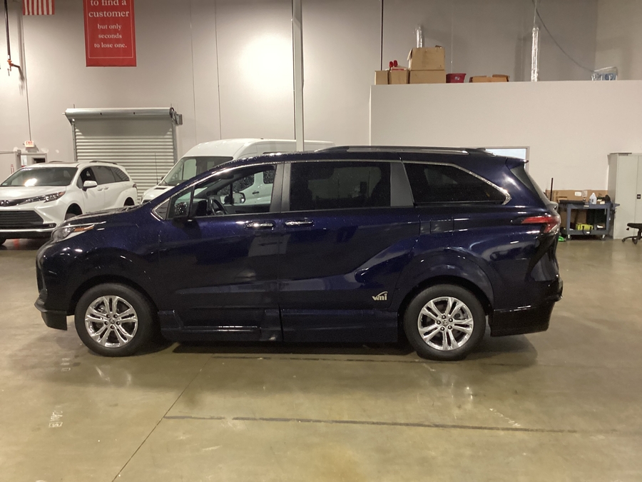 Blue Toyota Sienna image number 1