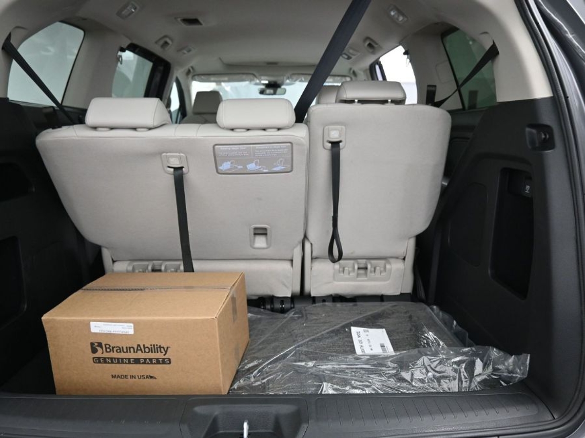 Grey Honda Odyssey image number 13