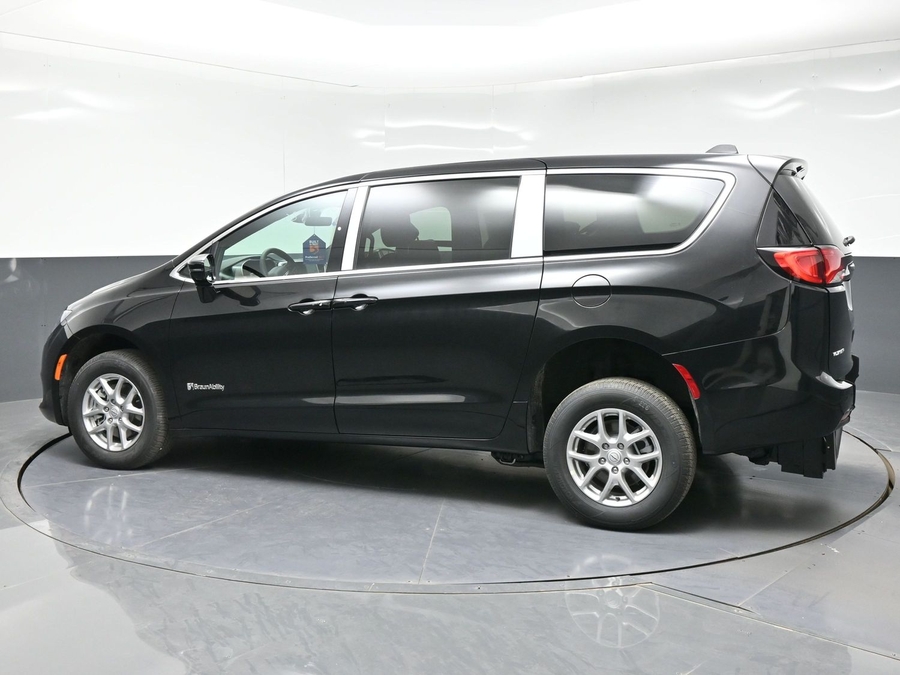 Black Chrysler Voyager image number 1