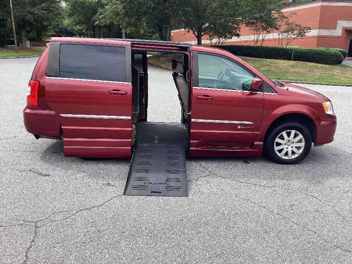 2016 Chrysler Town & Country Touring's photo