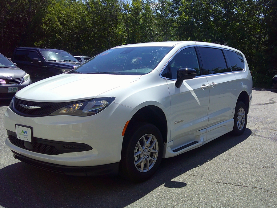 White Chrysler Voyager image number 3