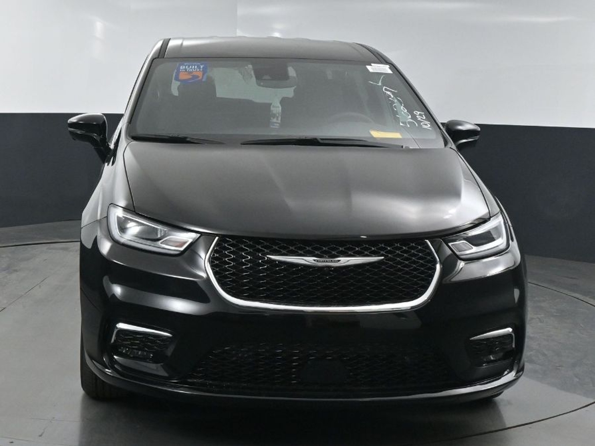 Black Chrysler Pacifica image number 1