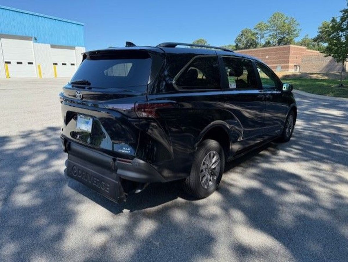 2024 TOYOTA SIENNA - Image 7