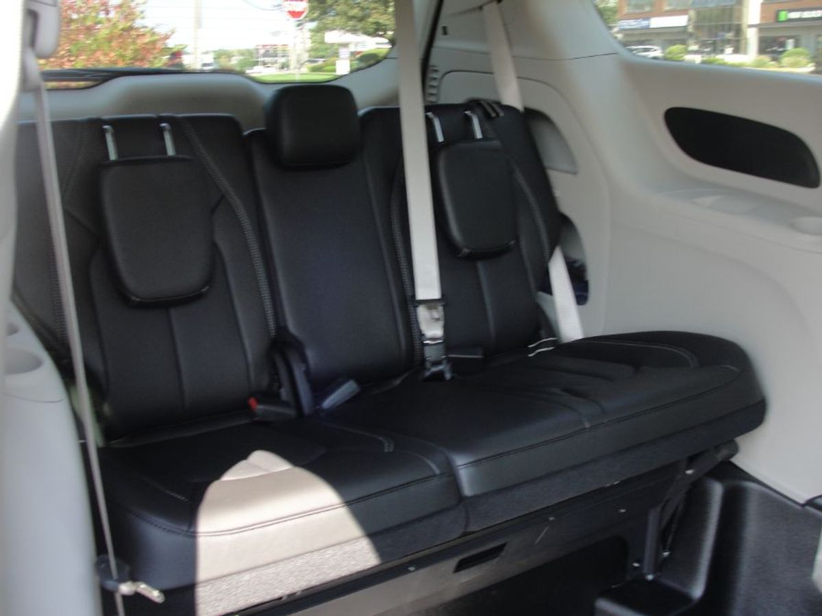 White Chrysler Pacifica image number 15