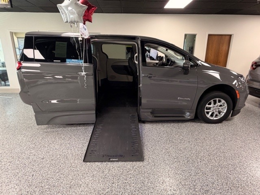 Used 2023 Chrysler Pacifica Touring L Safety - BraunAbility Side Entry Entry In Floor Automatic Ramp