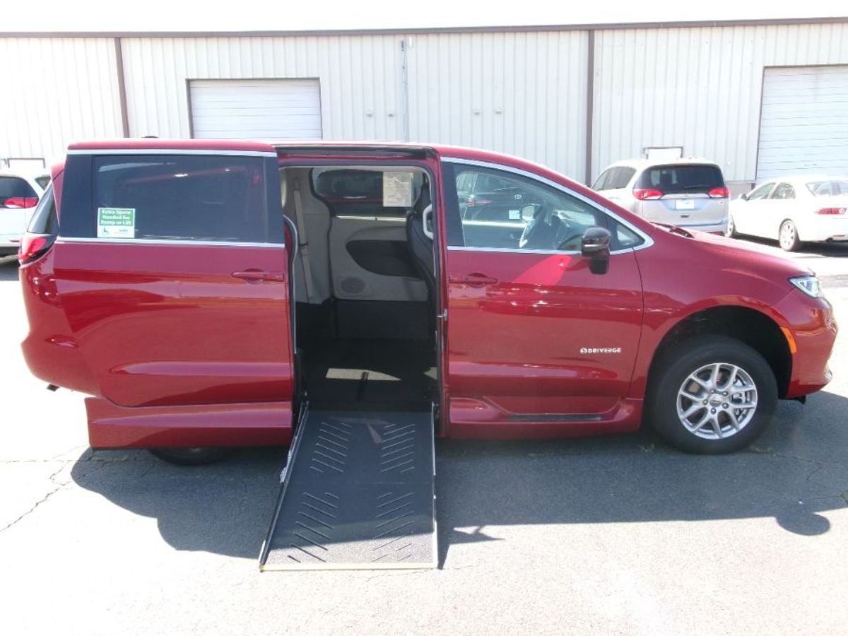 2024 Chrysler Pacifica Touring L's photo