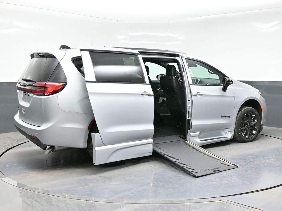 New 2026 Chrysler Pacifica Select Sport - BraunAbility Side Entry In Floor Automatic Ramp