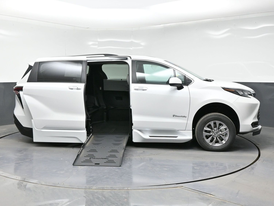 New 2026 Toyota Sienna Hybrid XLE Add - BraunAbility Side Entry Fold Out Automatic Ramp
