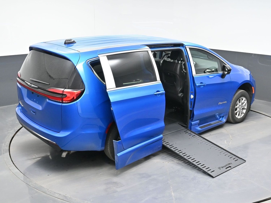 New 2026 Chrysler Pacifica Select Safety - BraunAbility Side Entry Entry In Floor Automatic Ramp