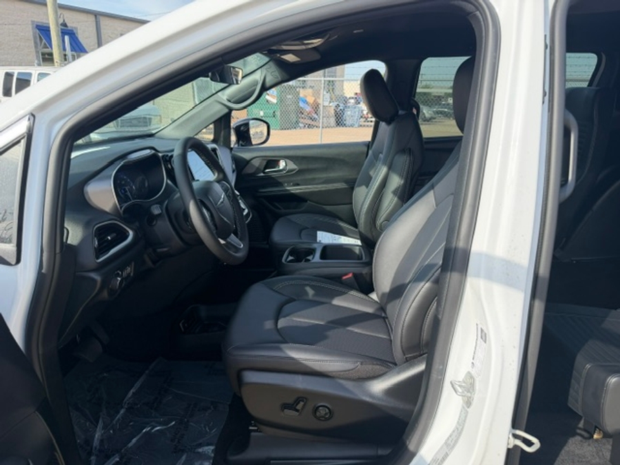 2026 Chrysler Voyager LX - Photo 13