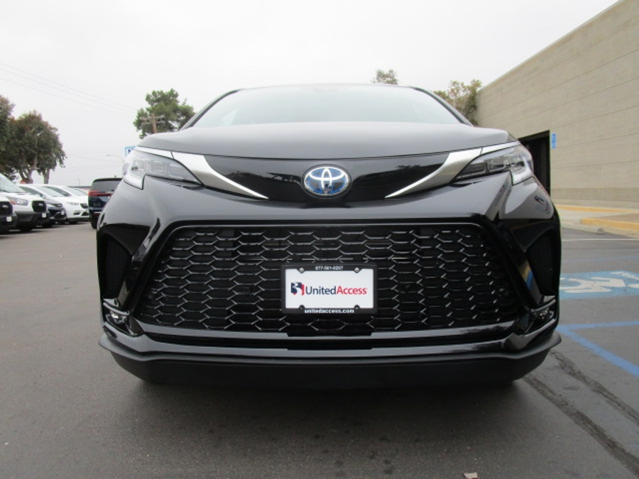 New 2025 Toyota Sienna Hybrid XSE Sport - BraunAbility Side Entry Entry In Floor Automatic Ramp