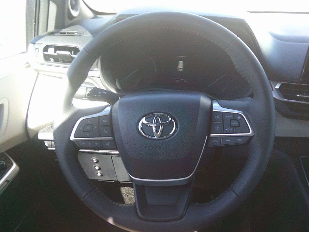 Grey Toyota Sienna image number 2