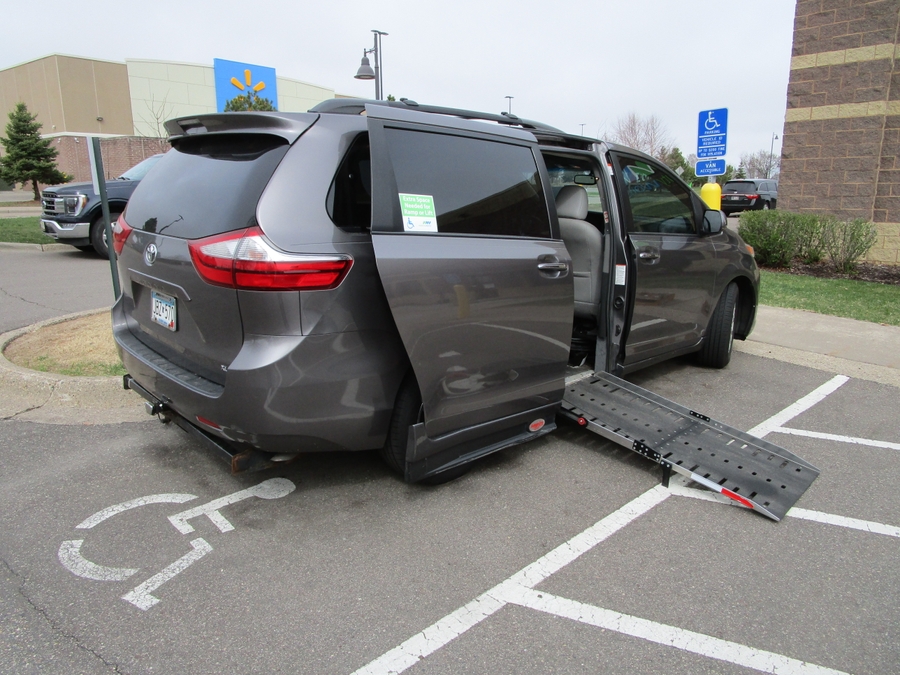 Grey Toyota Sienna image number 1