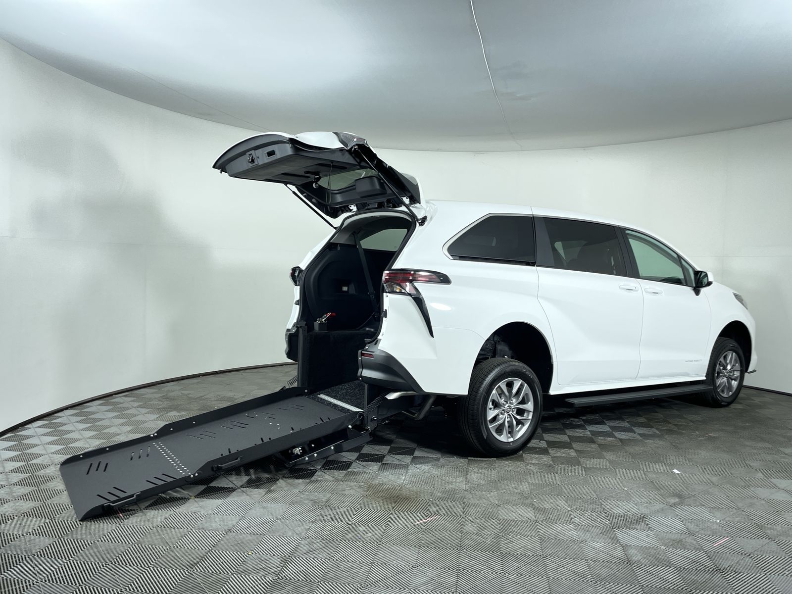 2025 Toyota Sienna FWD LE ST