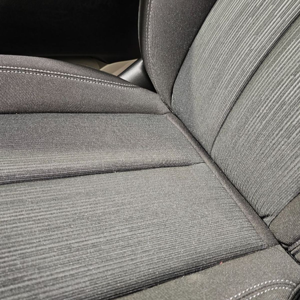 White Chrysler Voyager image number 16