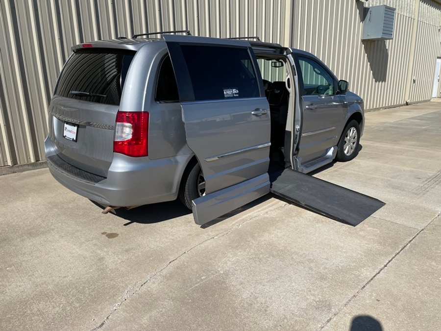 Used 2014 Chrysler Town & Country Touring - VMI Side Entry In Floor Automatic Ramp