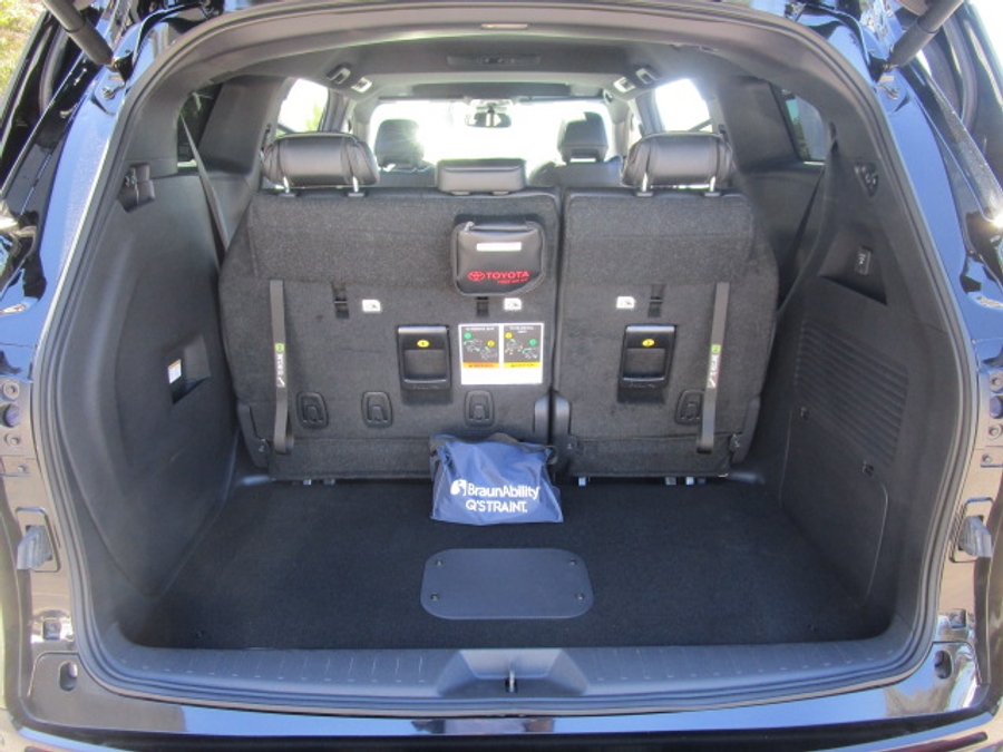 New 2025 Toyota Sienna Hybrid XSE Sport - BraunAbility Side Entry Entry Fold Out Automatic Ramp