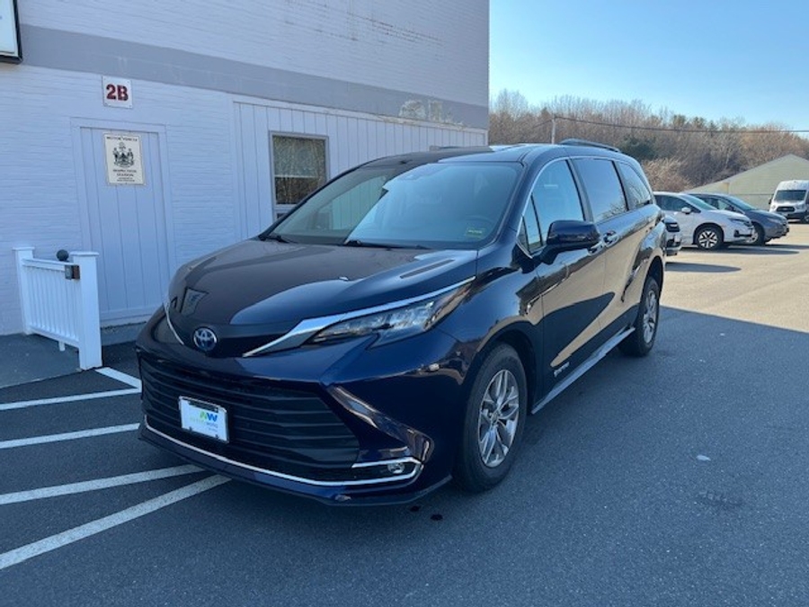 Blue Toyota Sienna image number 2