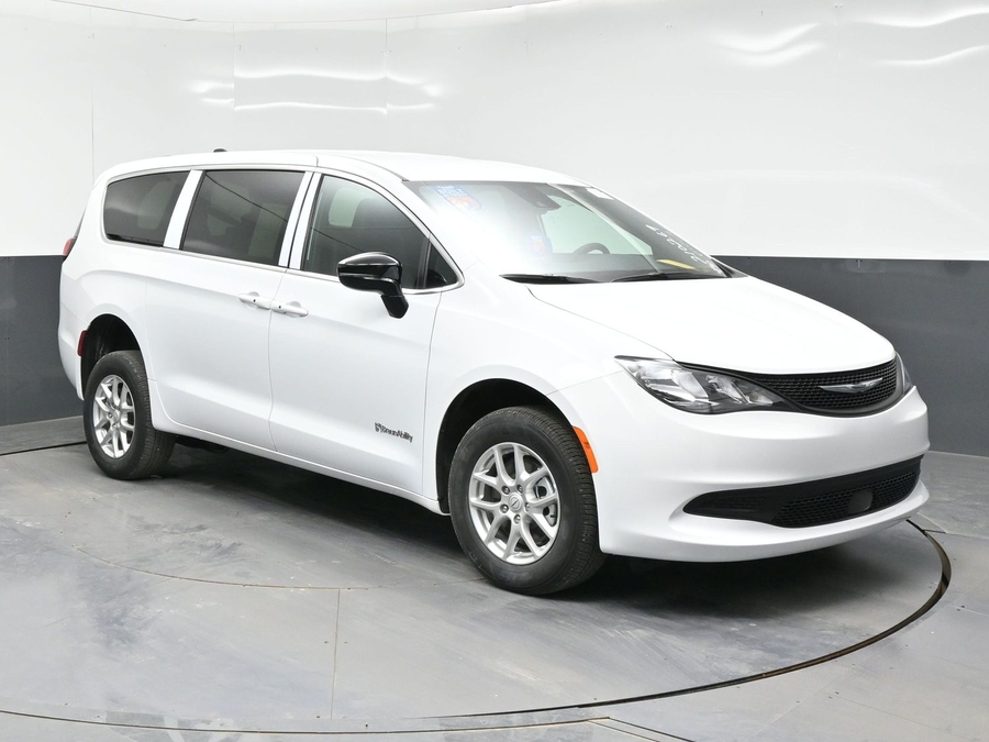 White Chrysler Voyager image number 13