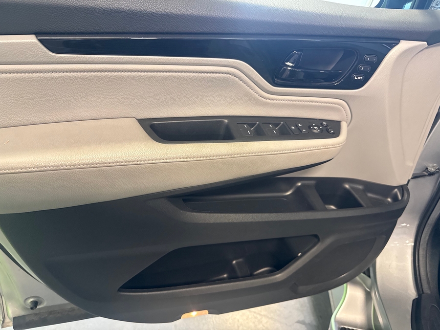 Silver Honda Odyssey image number 20