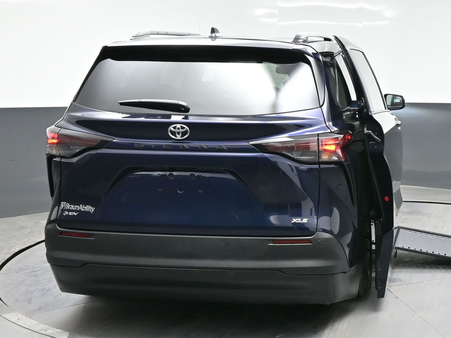 Blue Toyota Sienna image number 5