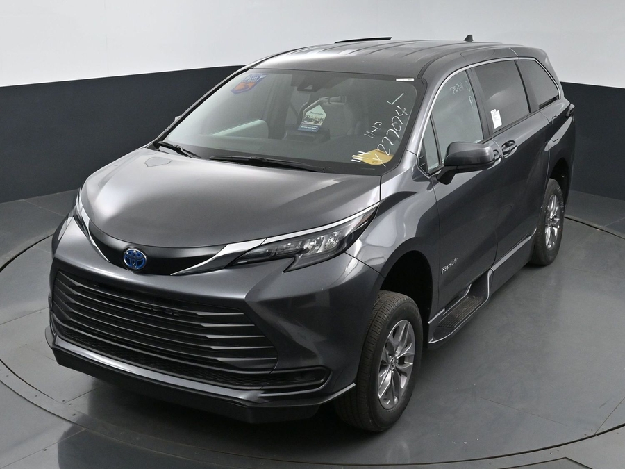 New 2025 Toyota Sienna Hybrid LE - BraunAbility Side Entry Entry Fold Out Automatic Ramp