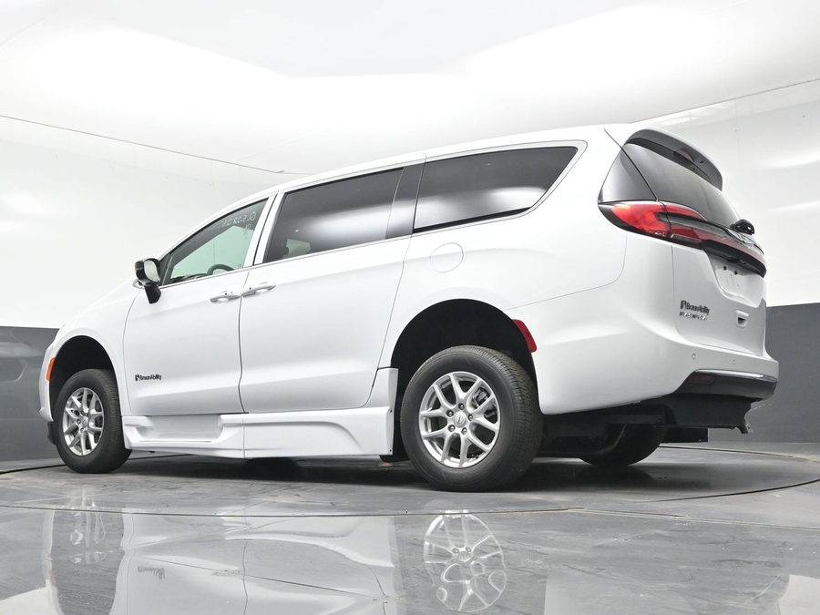 White Chrysler Pacifica image number 17