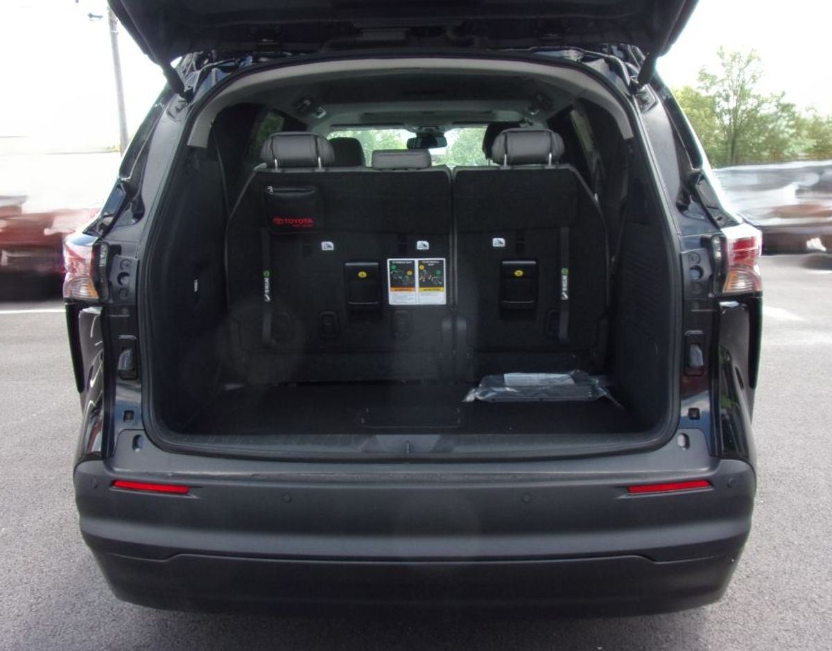 Black Toyota Sienna image number 18