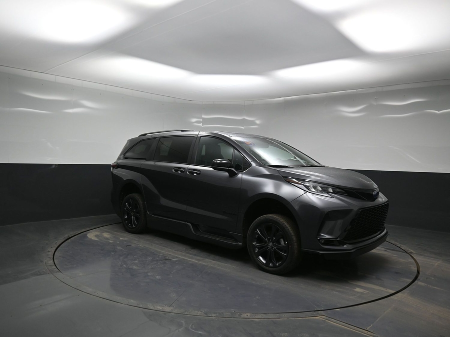 Grey Toyota Sienna image number 17