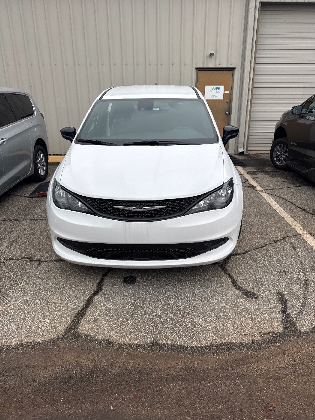 White Chrysler Voyager image number 2