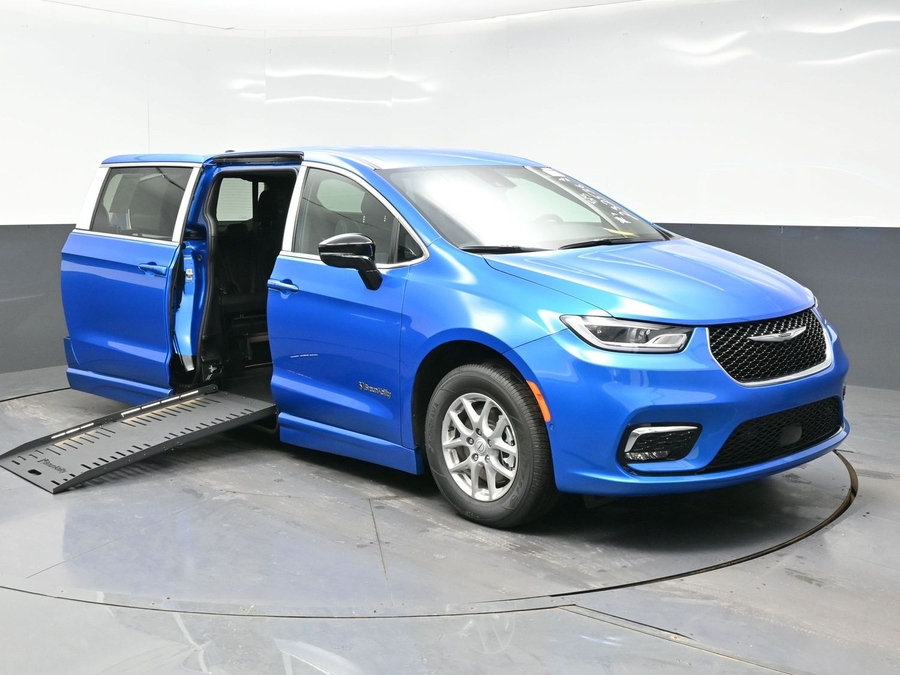 2026 Chrysler Pacifica Select's photo
