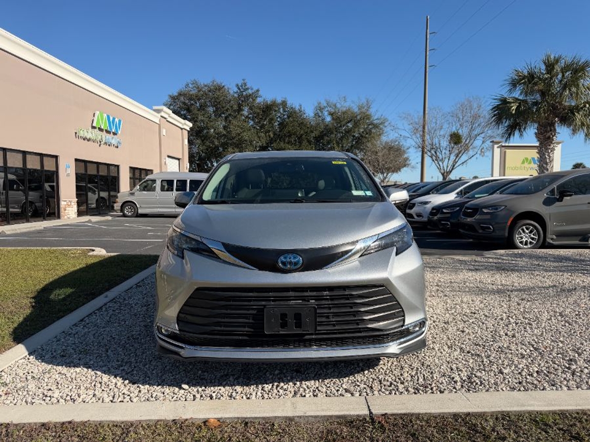 2024 TOYOTA SIENNA - Image 1