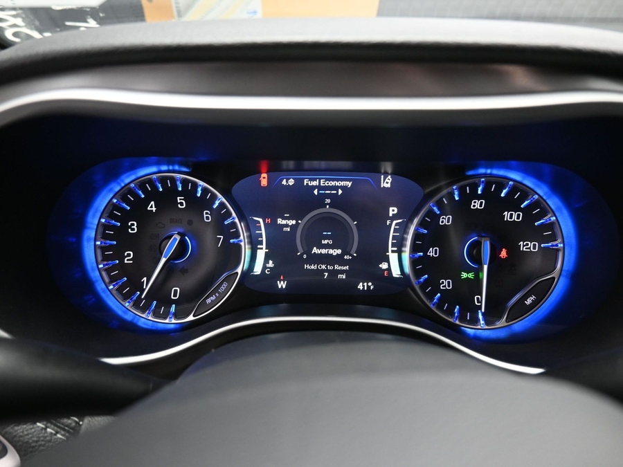 White Chrysler Pacifica image number 15