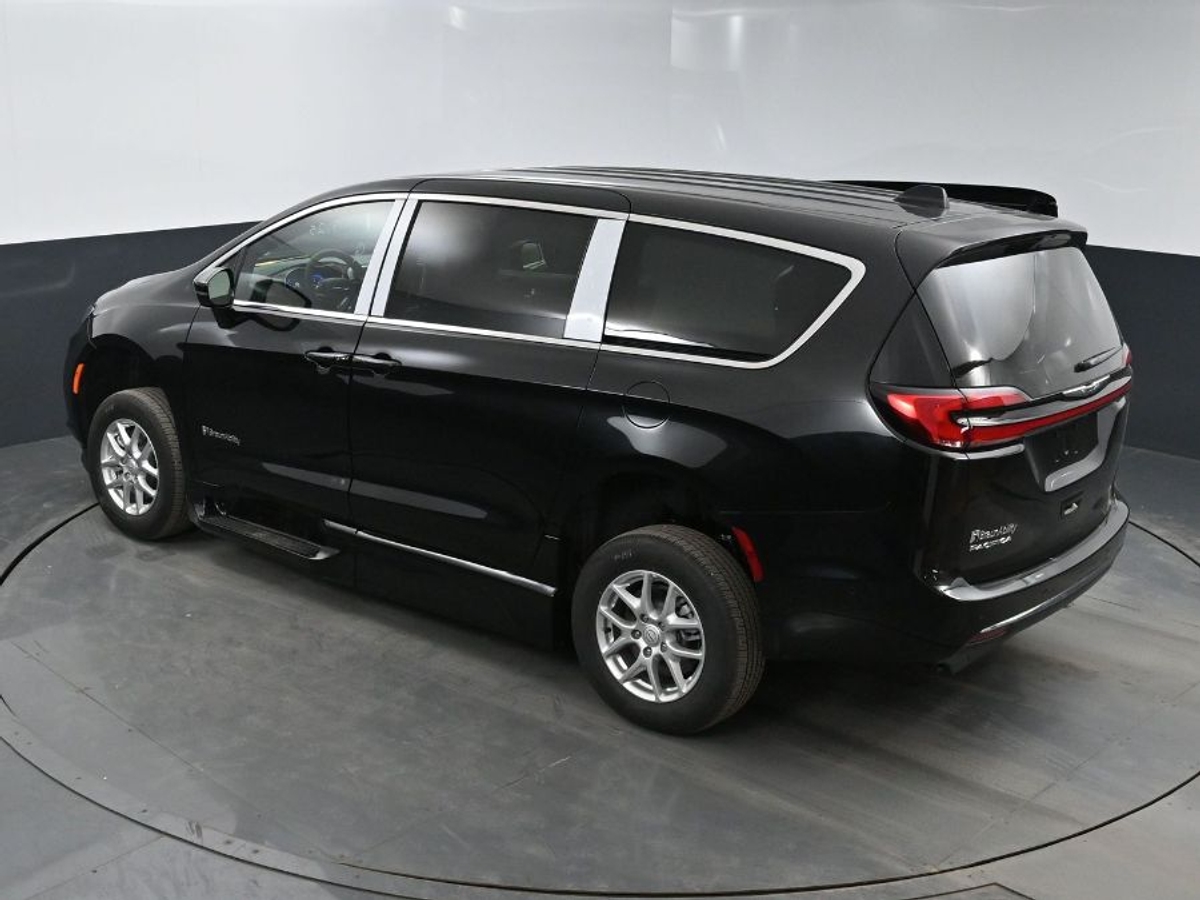 Black Chrysler Pacifica image number 24