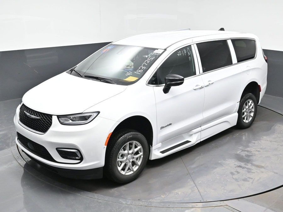 White Chrysler Pacifica image number 20
